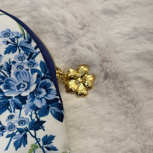 Estée Lauder Blue and White Floral Cosmetic Bag - Picture 3 of 5